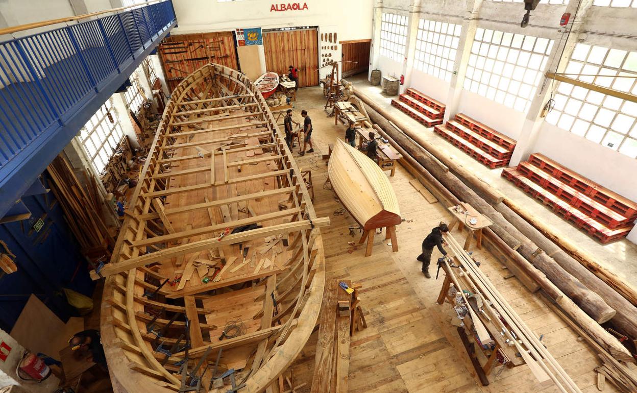 El patache 'Juanita Larando' que se terminará de construir durante el verano, ayer en Albaola