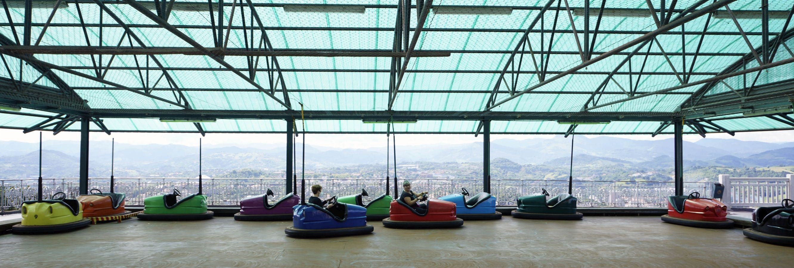 Tras más de cien días con sus puertas cerradas la actividad ha vuelto al parque de atracciones de Igeldo