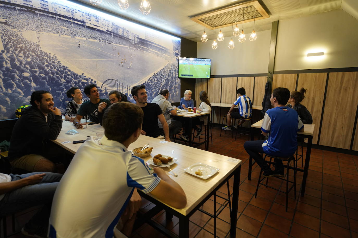 Pocos aficionados se ha acercado a los alrededores del Reale Arena para recibir a la Real Sociedad