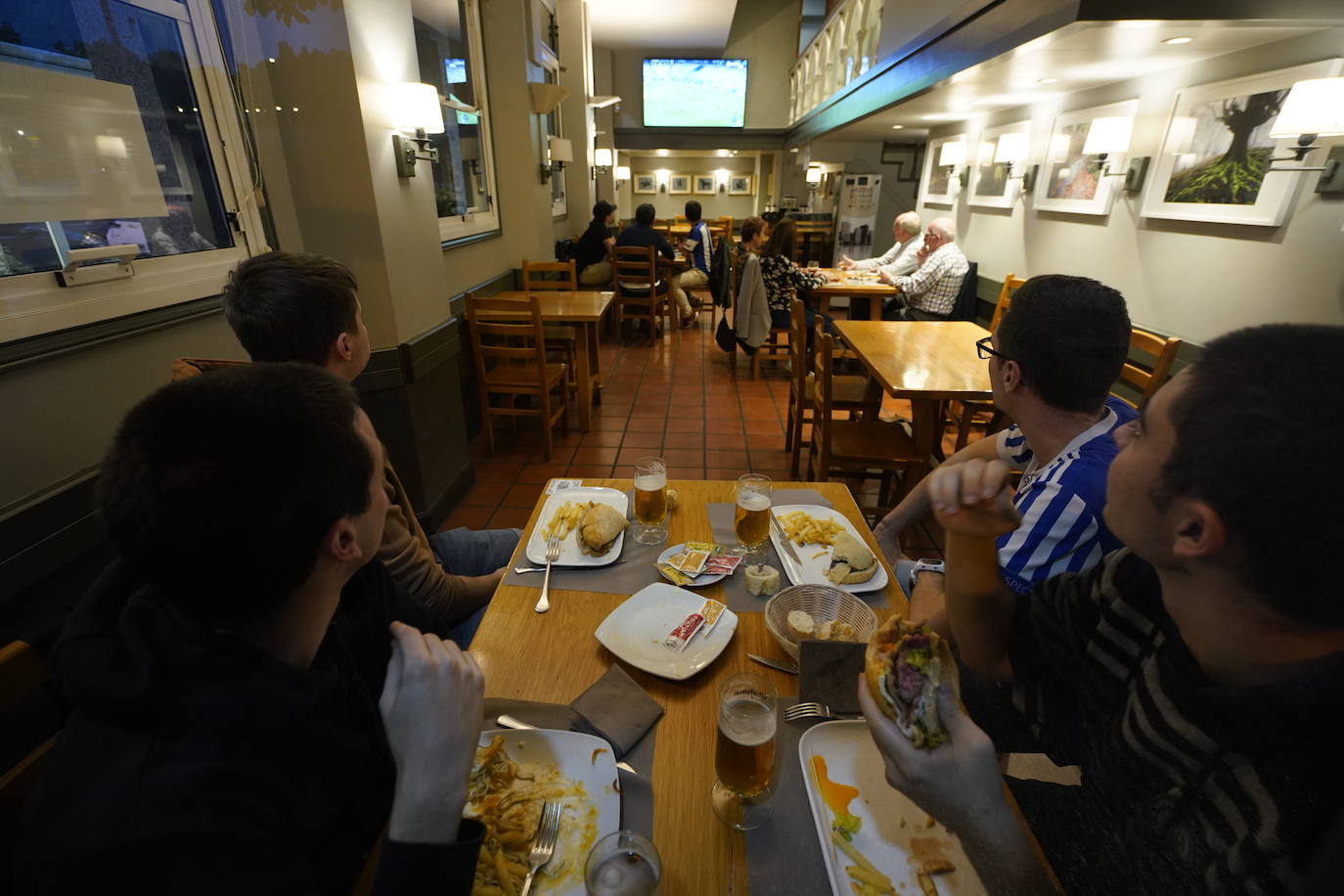 Pocos aficionados se ha acercado a los alrededores del Reale Arena para recibir a la Real Sociedad