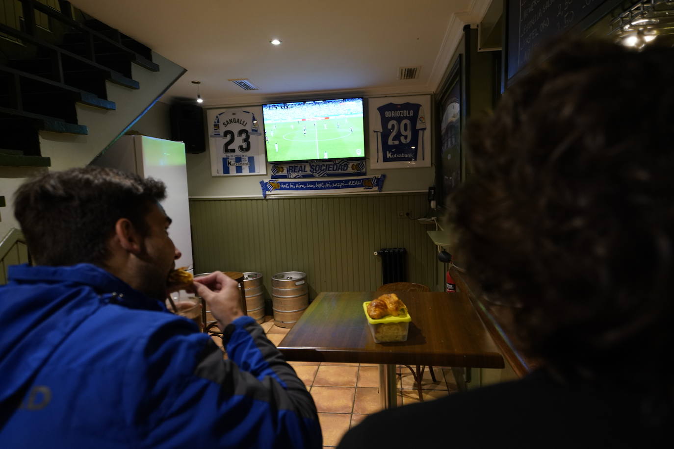 Pocos aficionados se ha acercado a los alrededores del Reale Arena para recibir a la Real Sociedad