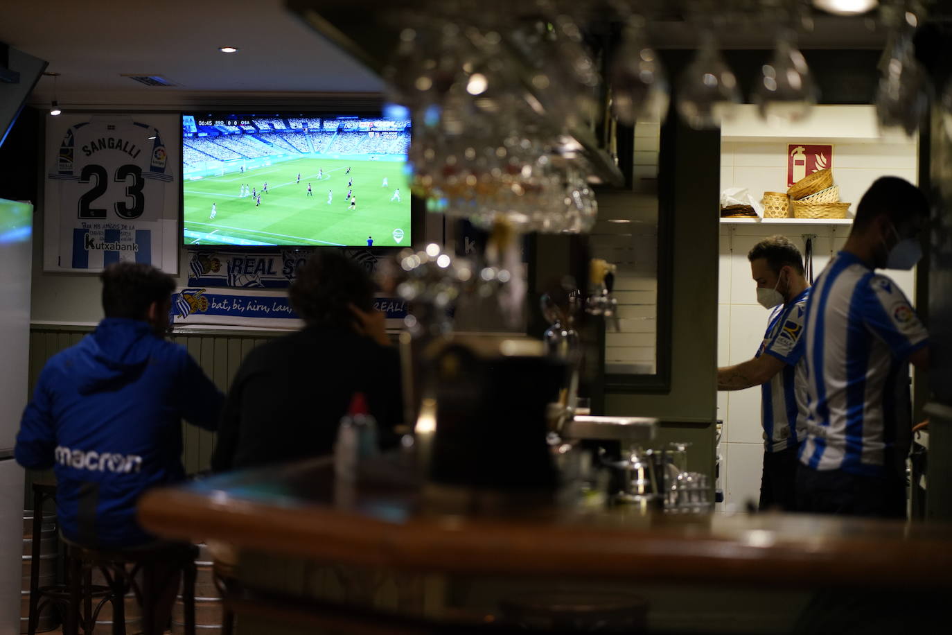 Pocos aficionados se ha acercado a los alrededores del Reale Arena para recibir a la Real Sociedad