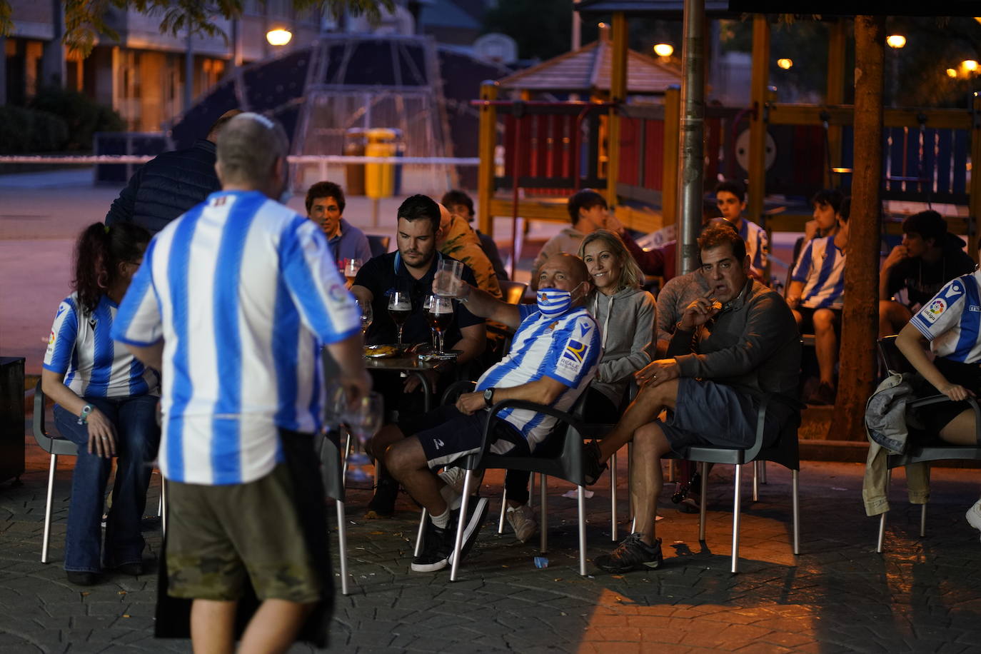 Pocos aficionados se ha acercado a los alrededores del Reale Arena para recibir a la Real Sociedad