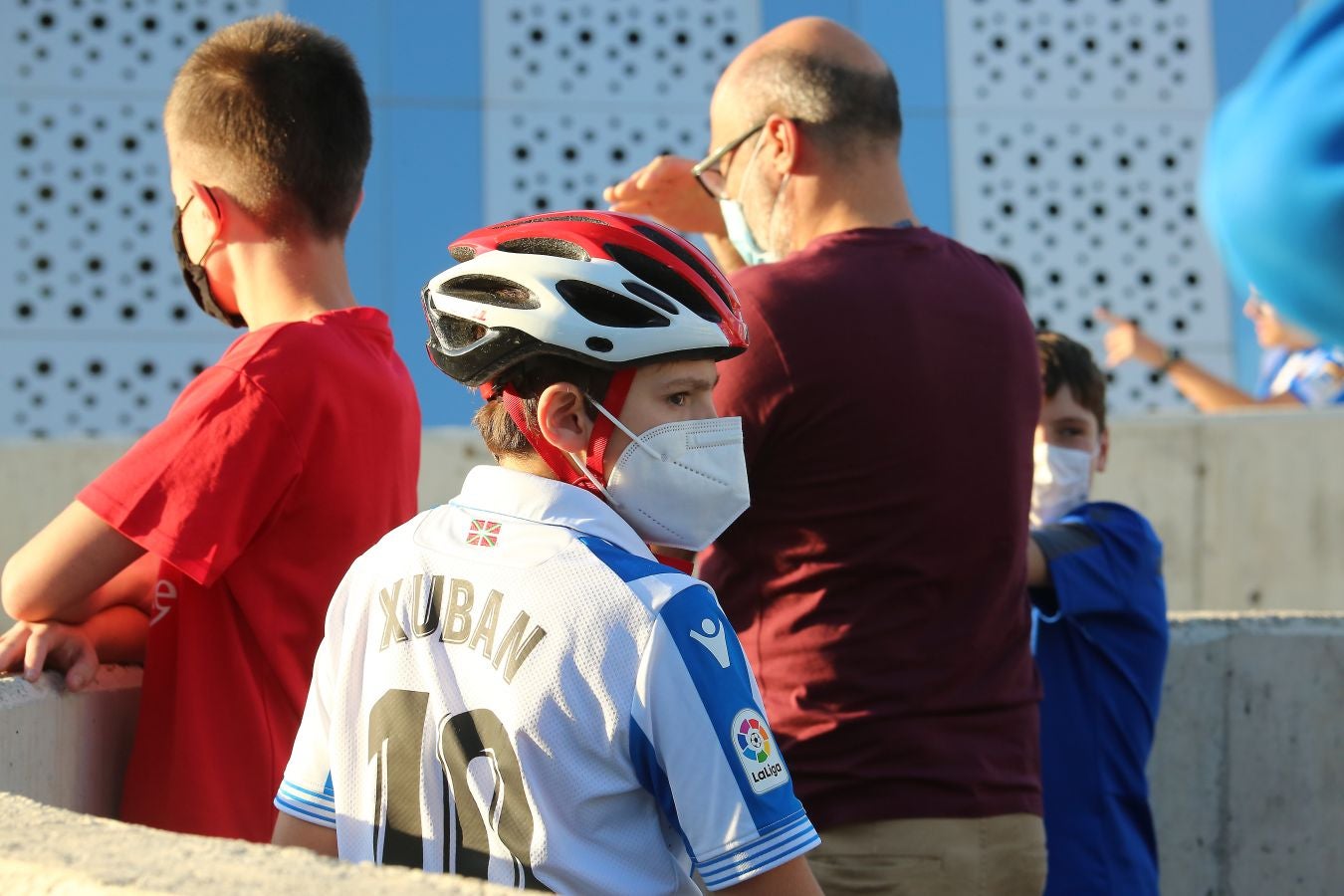 Pocos aficionados se ha acercado a los alrededores del Reale Arena para recibir a la Real Sociedad