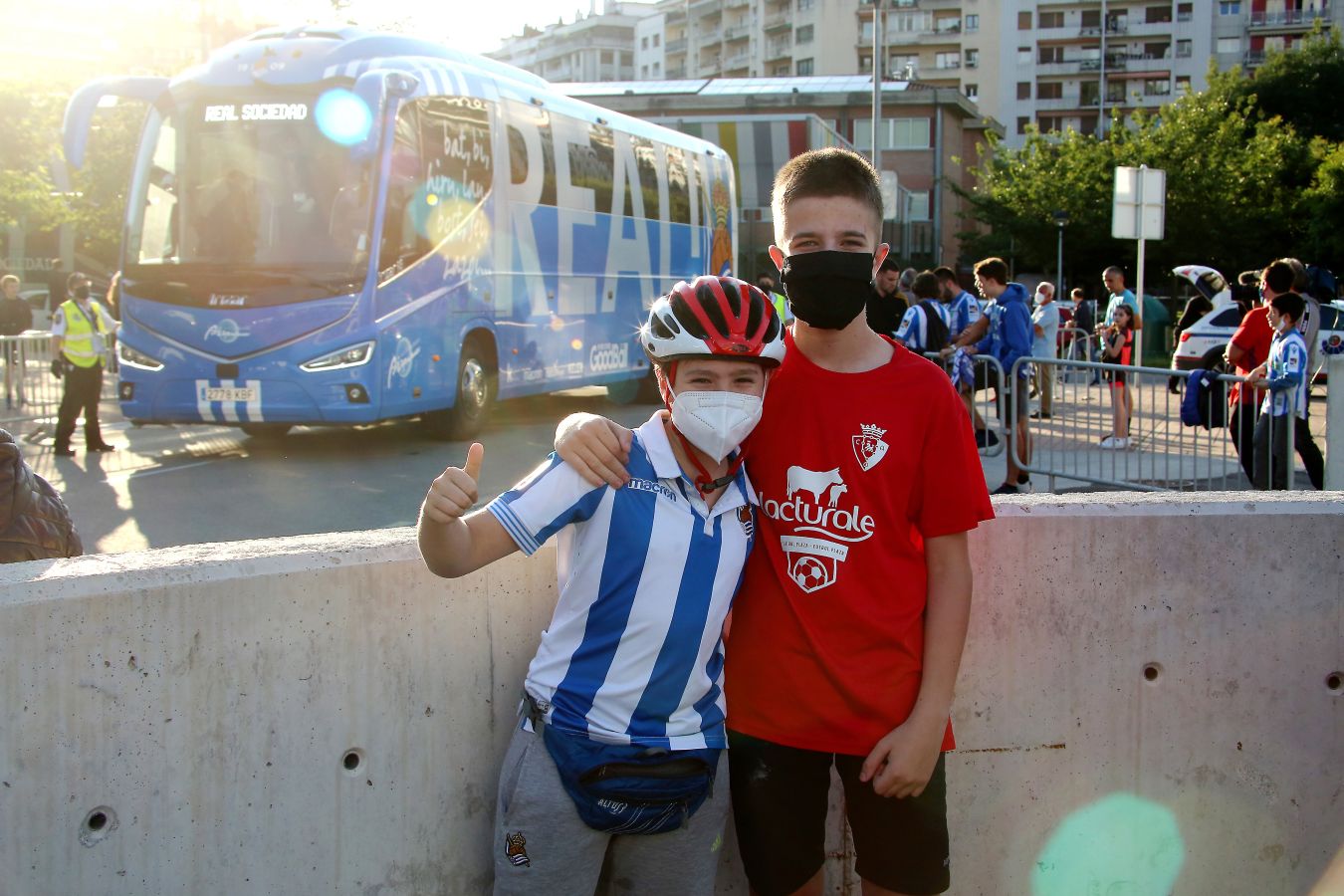 Pocos aficionados se ha acercado a los alrededores del Reale Arena para recibir a la Real Sociedad