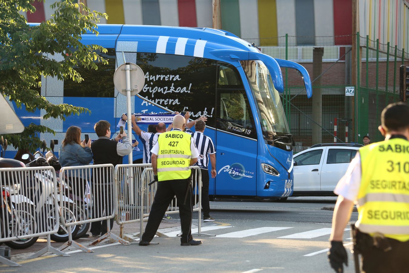 Pocos aficionados se ha acercado a los alrededores del Reale Arena para recibir a la Real Sociedad