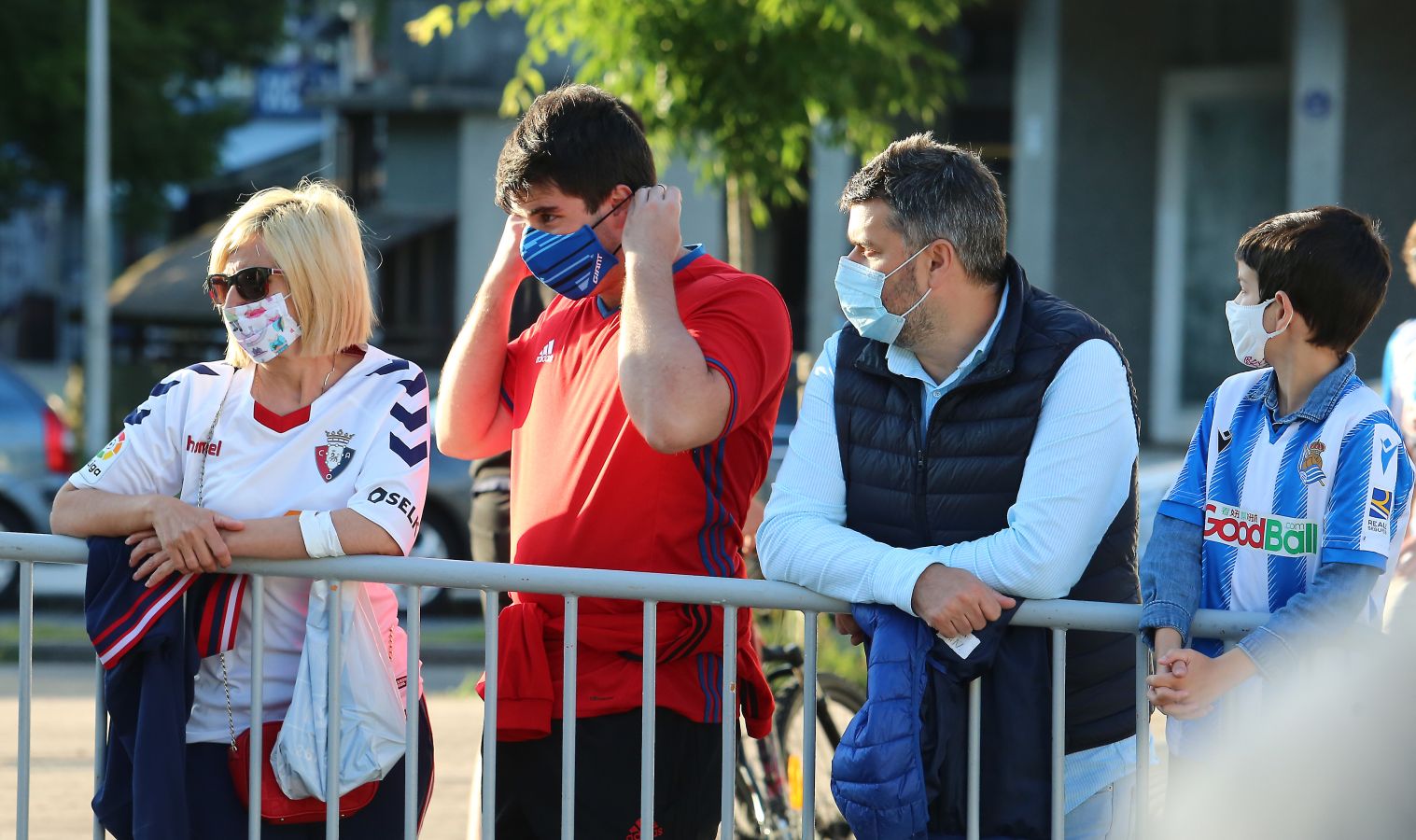 Pocos aficionados se ha acercado a los alrededores del Reale Arena para recibir a la Real Sociedad