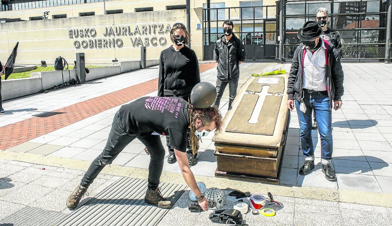 El ataúd frente a la sede de Lakua quiso simbolizar ayer «la muerte de la cultura». 