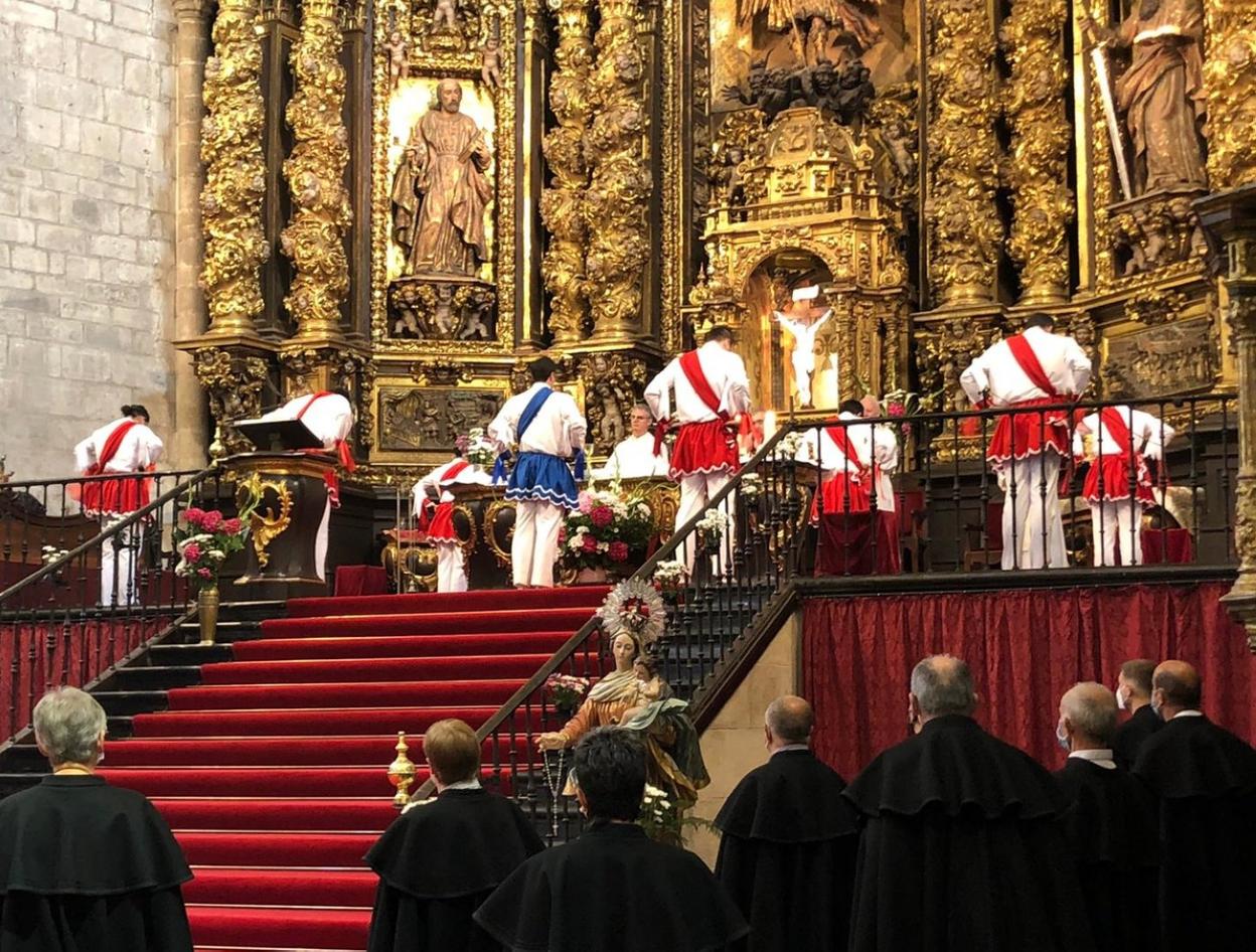 Los miembros del grupo Oñatz y del coro parroquial participaron en la misa del Corpus celebrada en un templo con el aforo limitado. 