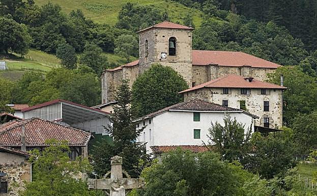 La parroquia de San Miguel sobresale en el pequeño casco; delante uno de los dos cruceros.
