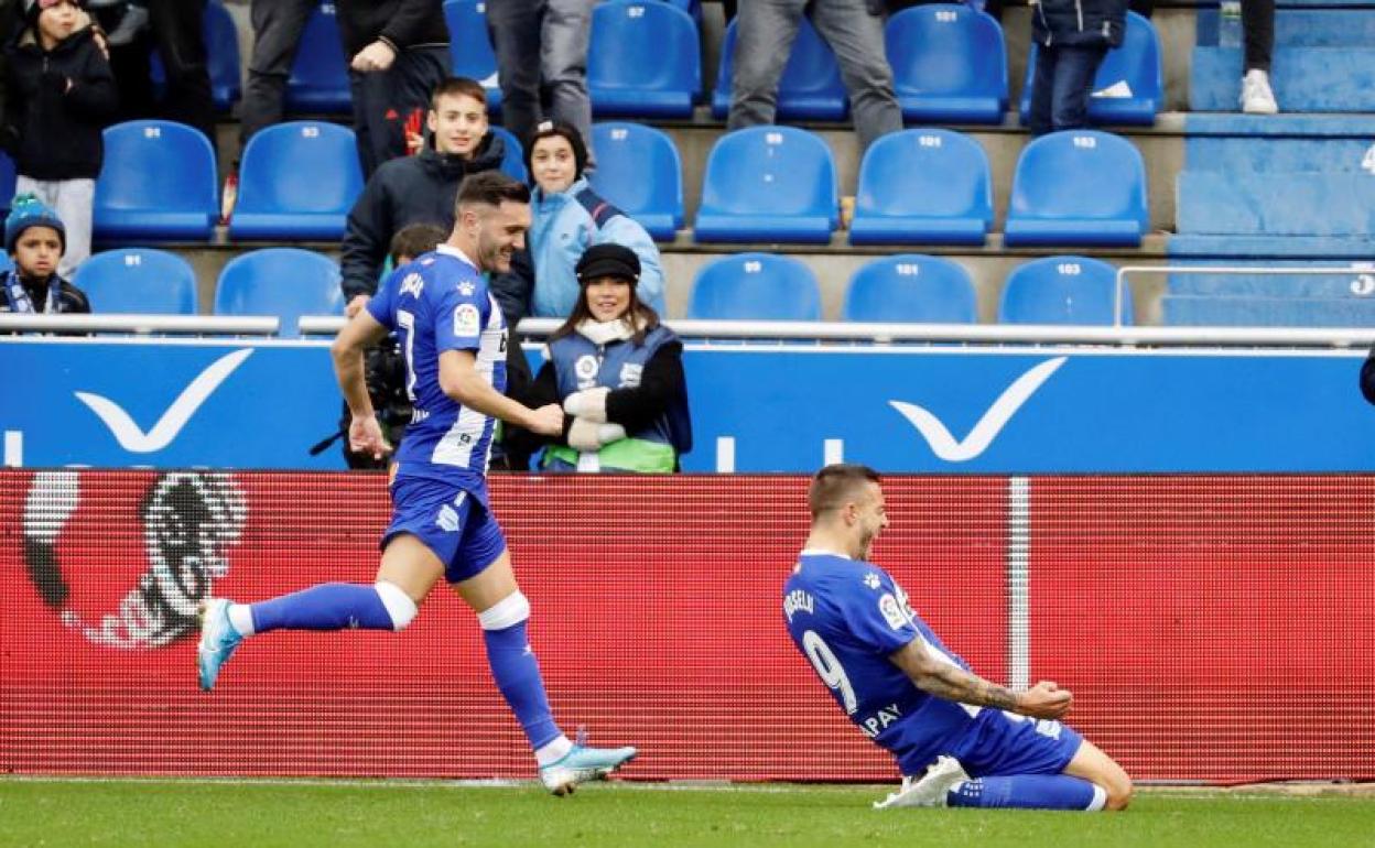El delantero del Deportivo Alavés, José Luis Sanmartín 'Joselú' (d), celebra su gol con su compañero Lucas Pérez.
