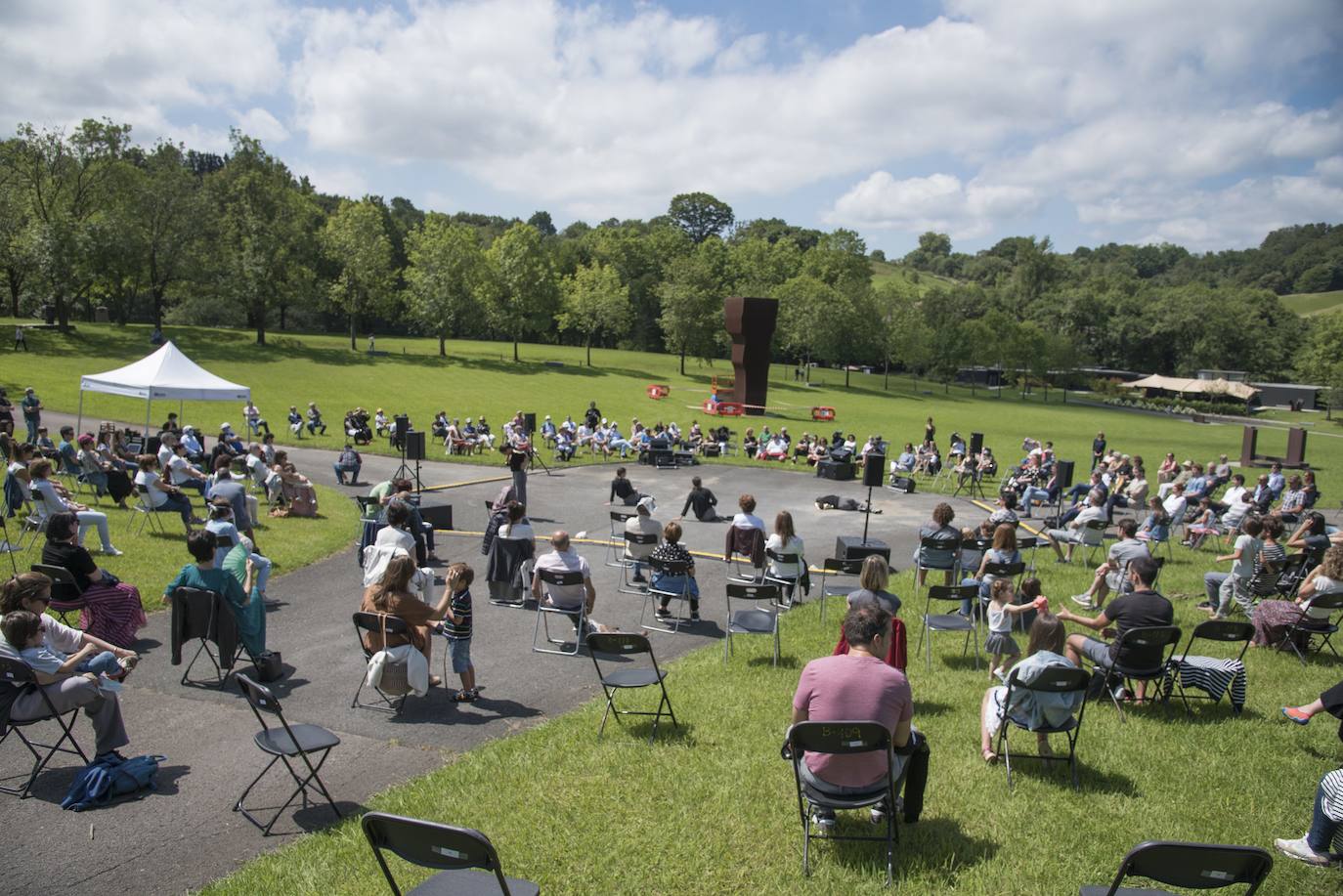 Día radiante para la reapertura del Museo Chillida-Leku. La obra de danza 'Iceberg' ha sido la elegida para celebrar el solsticio de verano y 400 personas van a poder disfrutar de la danza en un lugar privilegiado.