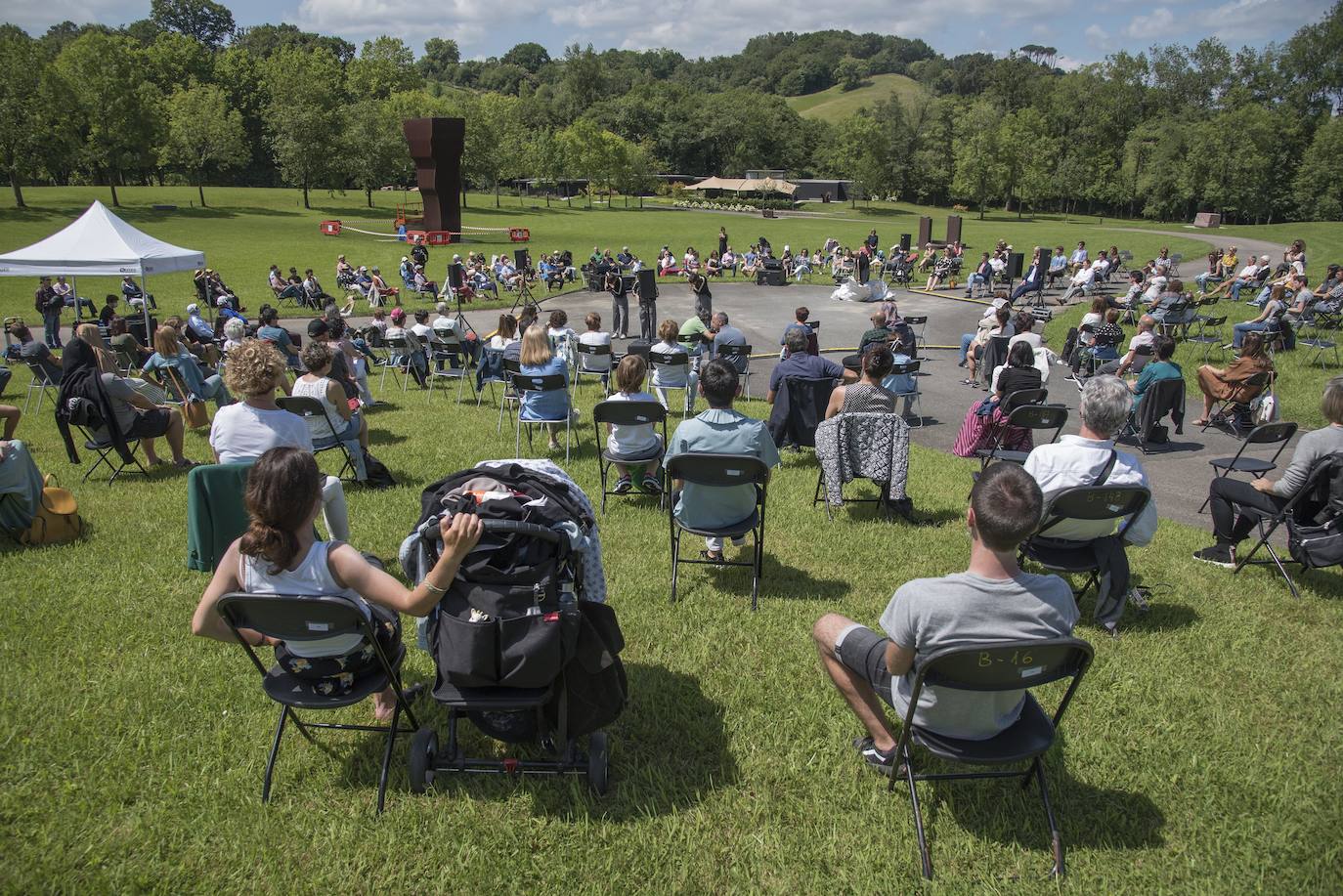 Día radiante para la reapertura del Museo Chillida-Leku. La obra de danza 'Iceberg' ha sido la elegida para celebrar el solsticio de verano y 400 personas van a poder disfrutar de la danza en un lugar privilegiado.