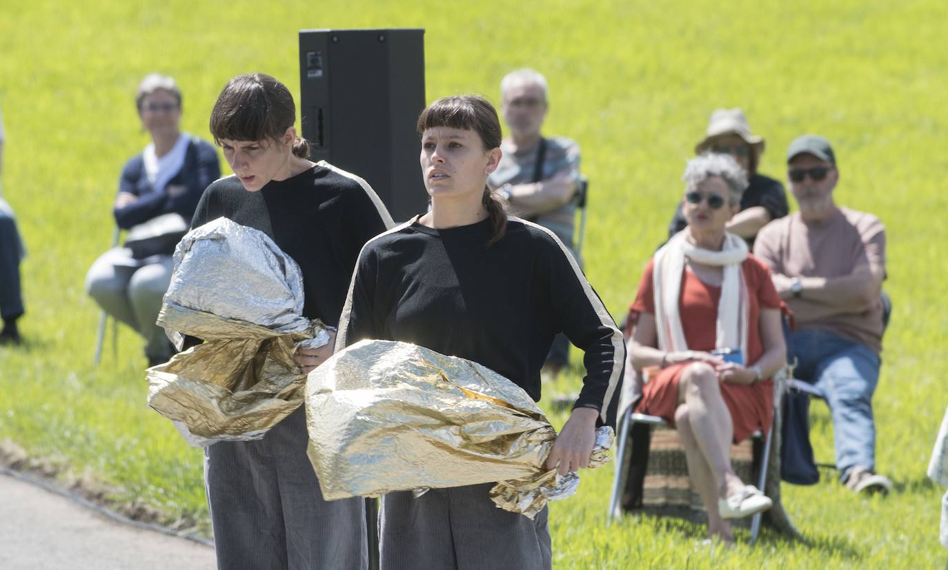 Día radiante para la reapertura del Museo Chillida-Leku. La obra de danza 'Iceberg' ha sido la elegida para celebrar el solsticio de verano y 400 personas van a poder disfrutar de la danza en un lugar privilegiado.