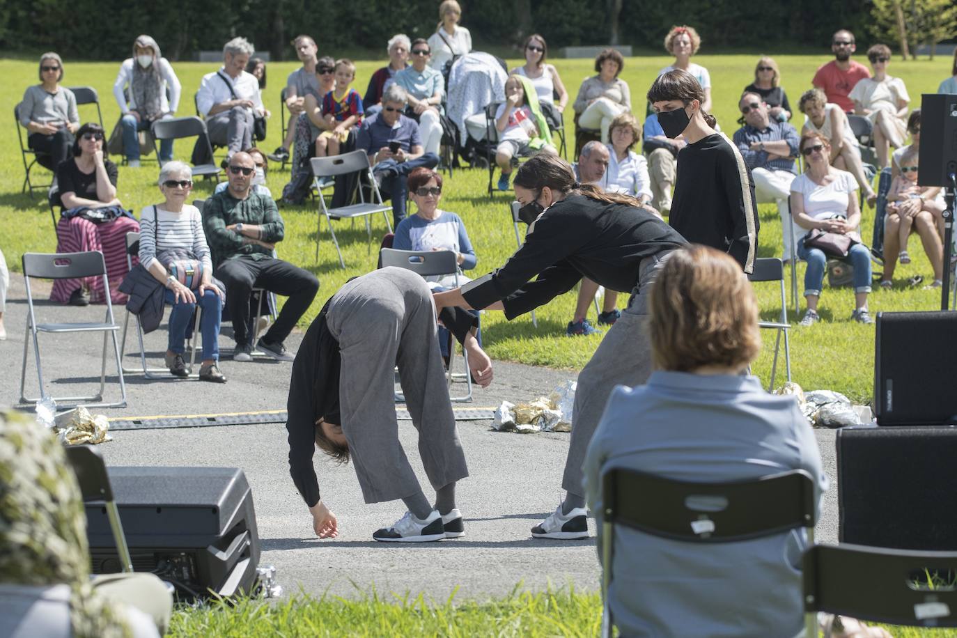 Día radiante para la reapertura del Museo Chillida-Leku. La obra de danza 'Iceberg' ha sido la elegida para celebrar el solsticio de verano y 400 personas van a poder disfrutar de la danza en un lugar privilegiado.