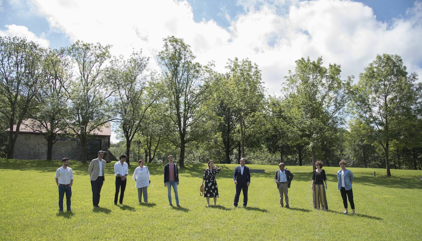 Día radiante para la reapertura del Museo Chillida-Leku. La obra de danza 'Iceberg' ha sido la elegida para celebrar el solsticio de verano y 400 personas van a poder disfrutar de la danza en un lugar privilegiado.