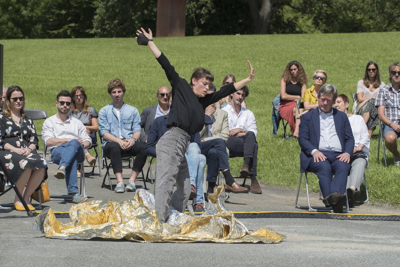 Día radiante para la reapertura del Museo Chillida-Leku. La obra de danza 'Iceberg' ha sido la elegida para celebrar el solsticio de verano y 400 personas van a poder disfrutar de la danza en un lugar privilegiado.