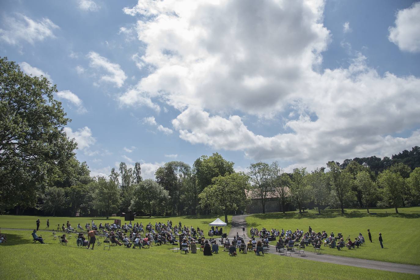 Día radiante para la reapertura del Museo Chillida-Leku. La obra de danza 'Iceberg' ha sido la elegida para celebrar el solsticio de verano y 400 personas van a poder disfrutar de la danza en un lugar privilegiado.