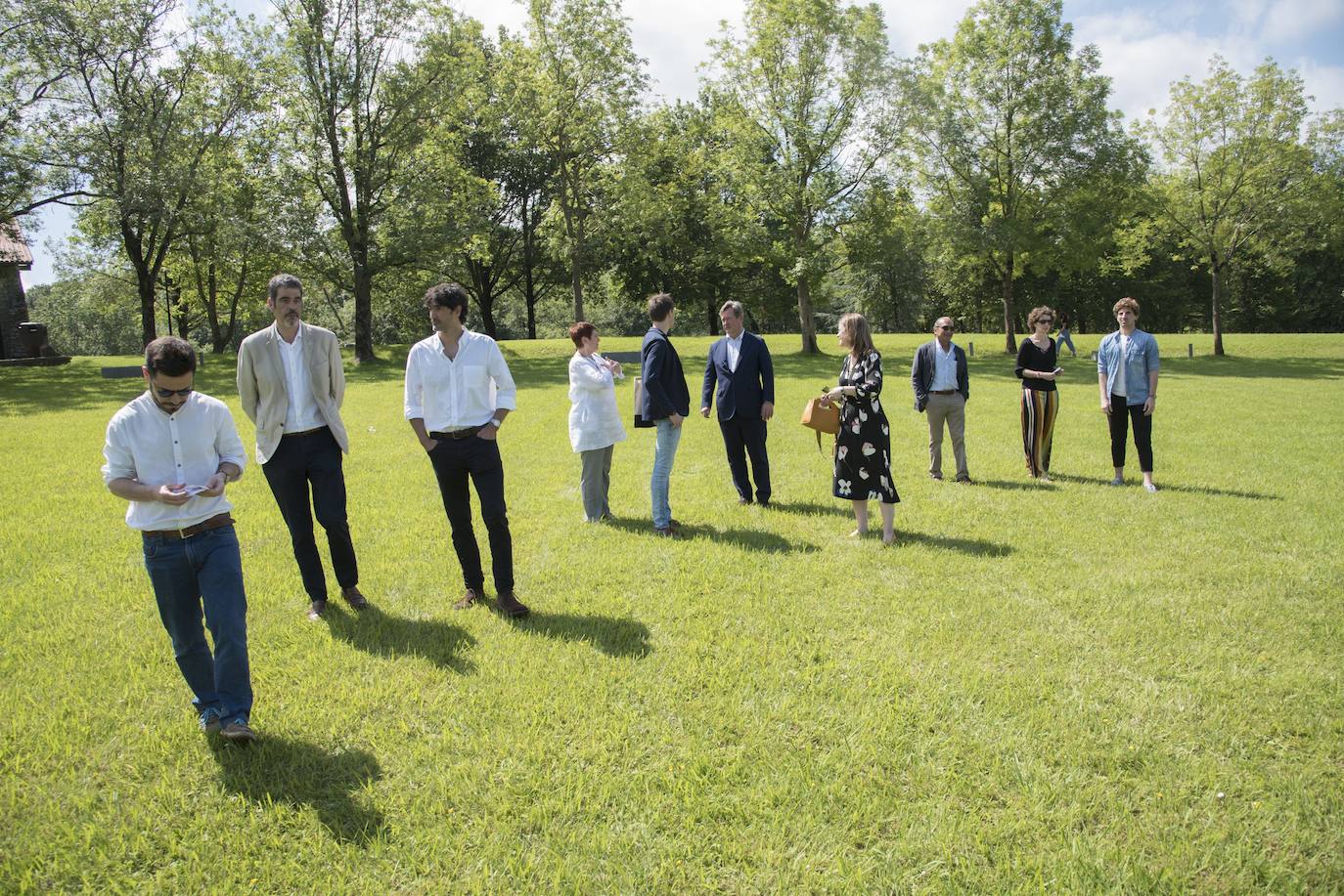 Día radiante para la reapertura del Museo Chillida-Leku. La obra de danza 'Iceberg' ha sido la elegida para celebrar el solsticio de verano y 400 personas van a poder disfrutar de la danza en un lugar privilegiado.