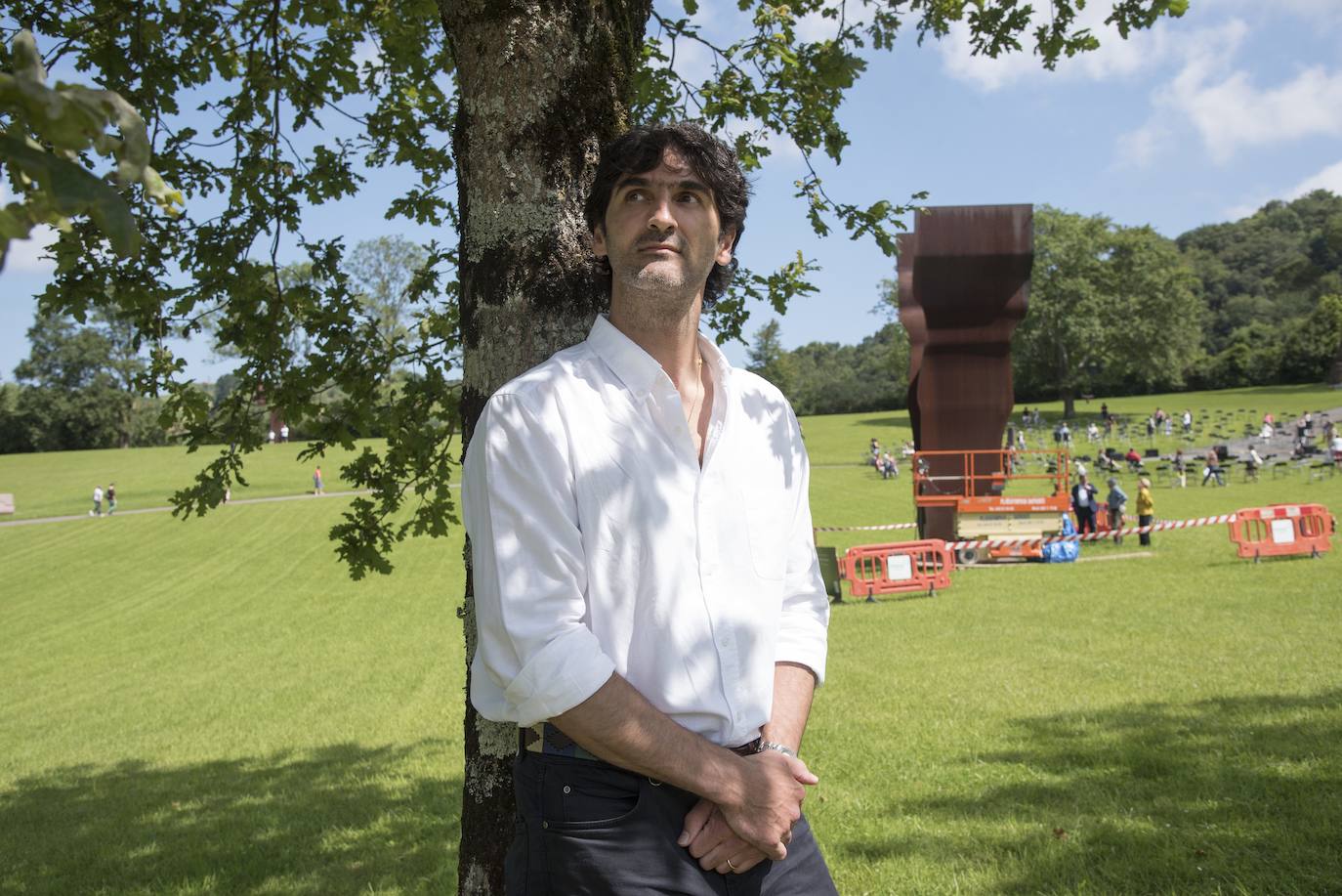 Día radiante para la reapertura del Museo Chillida-Leku. La obra de danza 'Iceberg' ha sido la elegida para celebrar el solsticio de verano y 400 personas van a poder disfrutar de la danza en un lugar privilegiado.