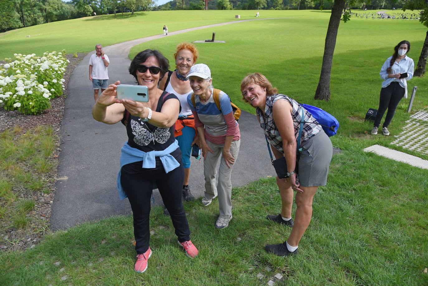 Día radiante para la reapertura del Museo Chillida-Leku. La obra de danza 'Iceberg' ha sido la elegida para celebrar el solsticio de verano y 400 personas van a poder disfrutar de la danza en un lugar privilegiado.