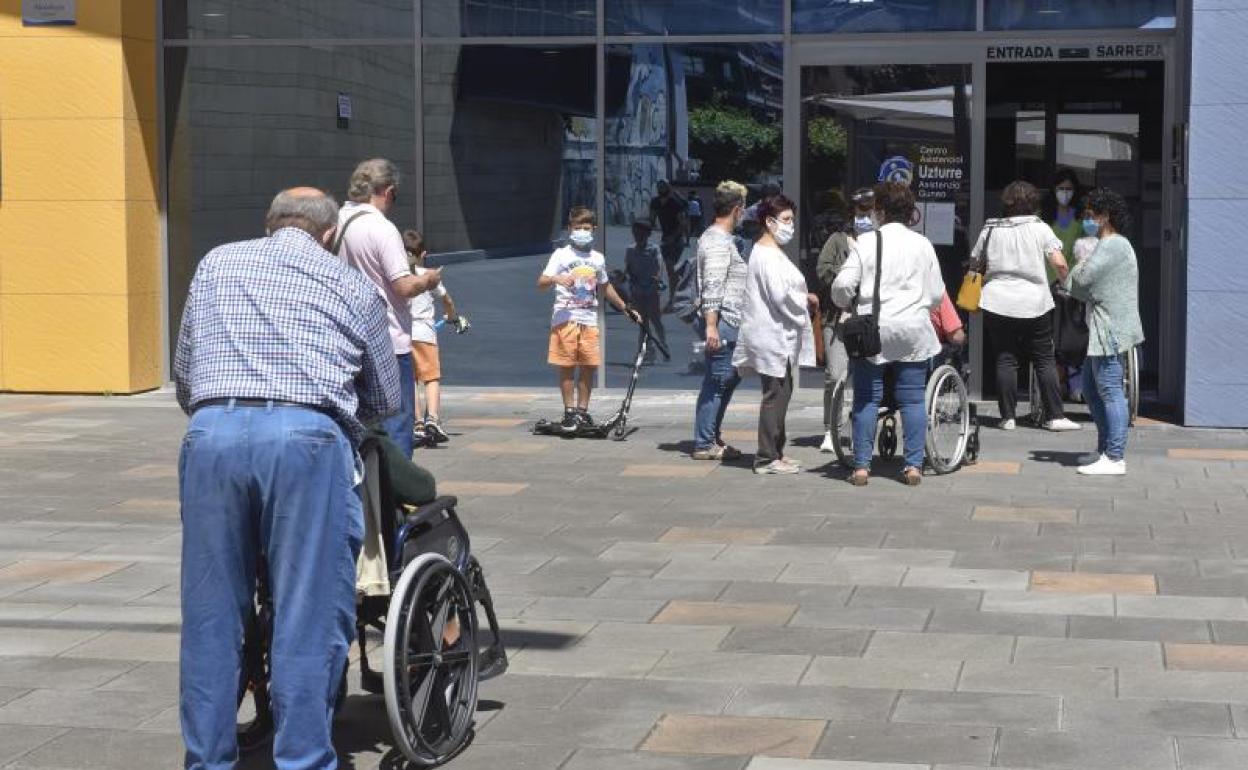 Usuarios de la residencia Uzturre de Tolosa, en su primera salida