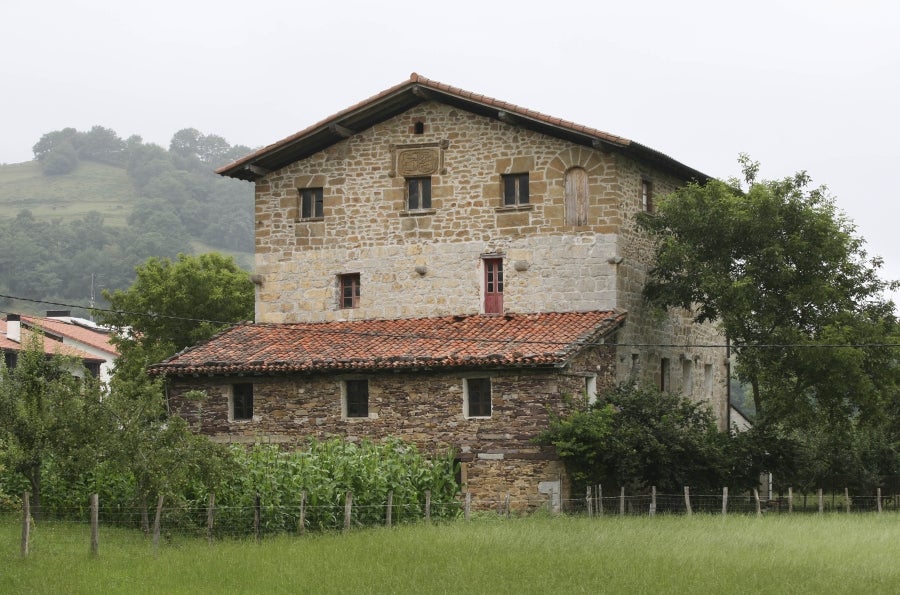 La hermosa localidad de Tolosaldea, sita junto al camino real de Navarra, albergó en sus enormes caserones a reyes y señores. Su valle rezuma belleza natural en cada rincón. 