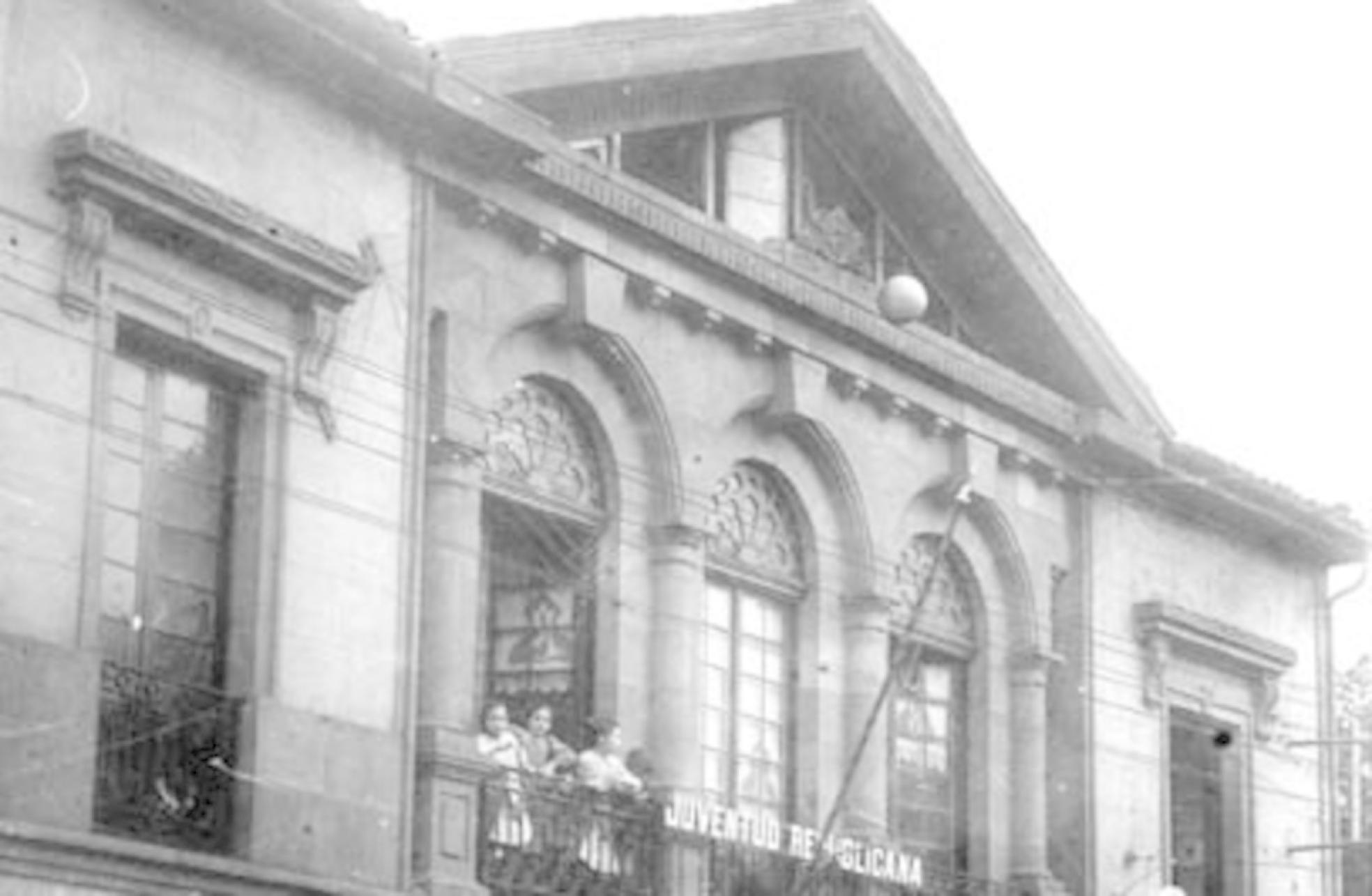 El Salón Teatro estaba situado en la calle Calbetón lindando con Unzaga. 