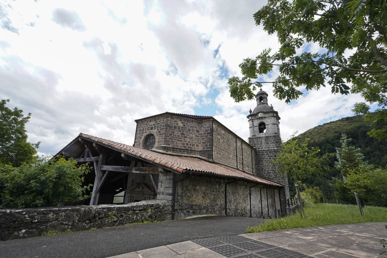 En el corazón del Urola Medio y de Gipuzkoa, rodeadas de espectaculares cimas, ambas localidades invitan a disfrutar de la naturaleza con calma.