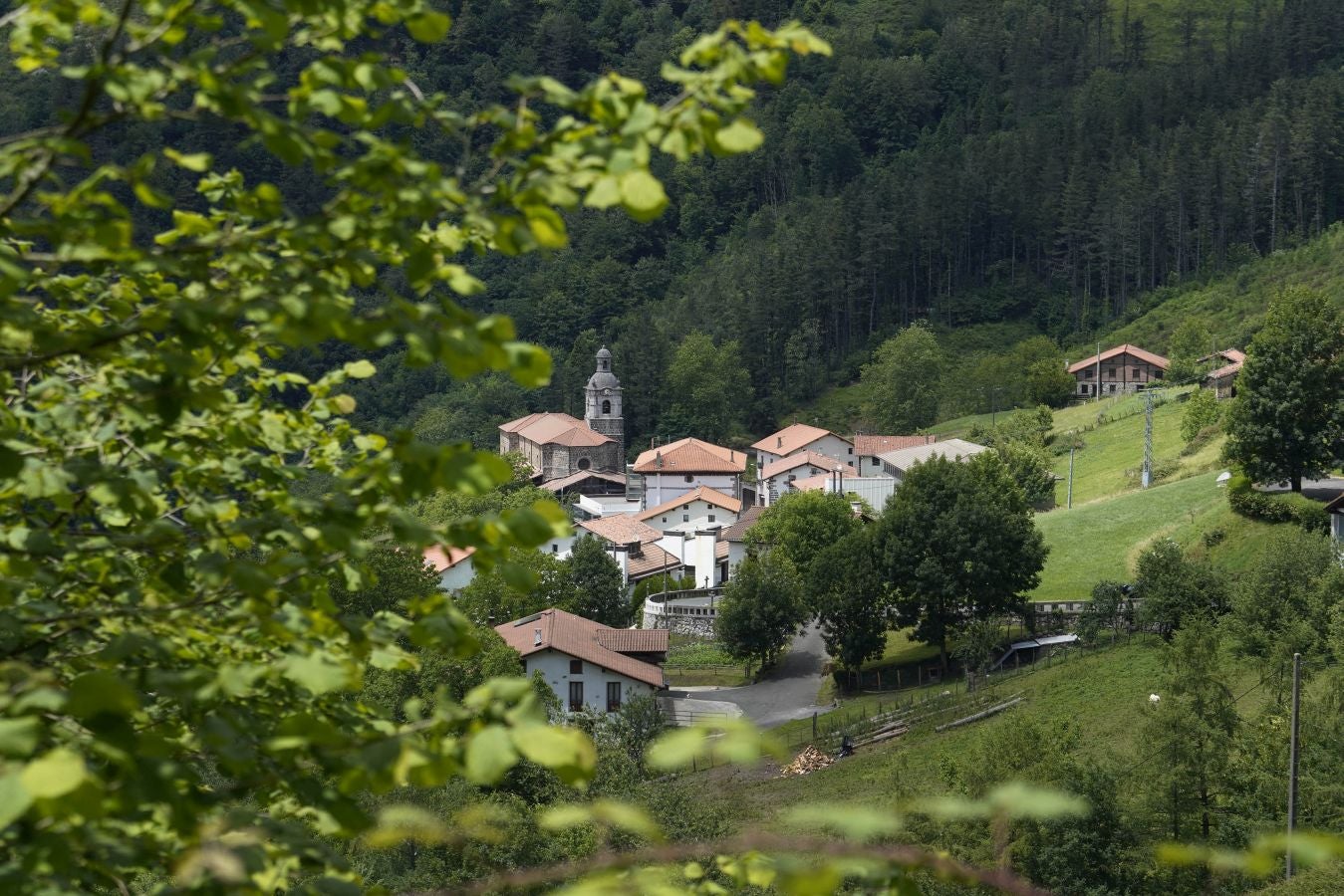 En el corazón del Urola Medio y de Gipuzkoa, rodeadas de espectaculares cimas, ambas localidades invitan a disfrutar de la naturaleza con calma.