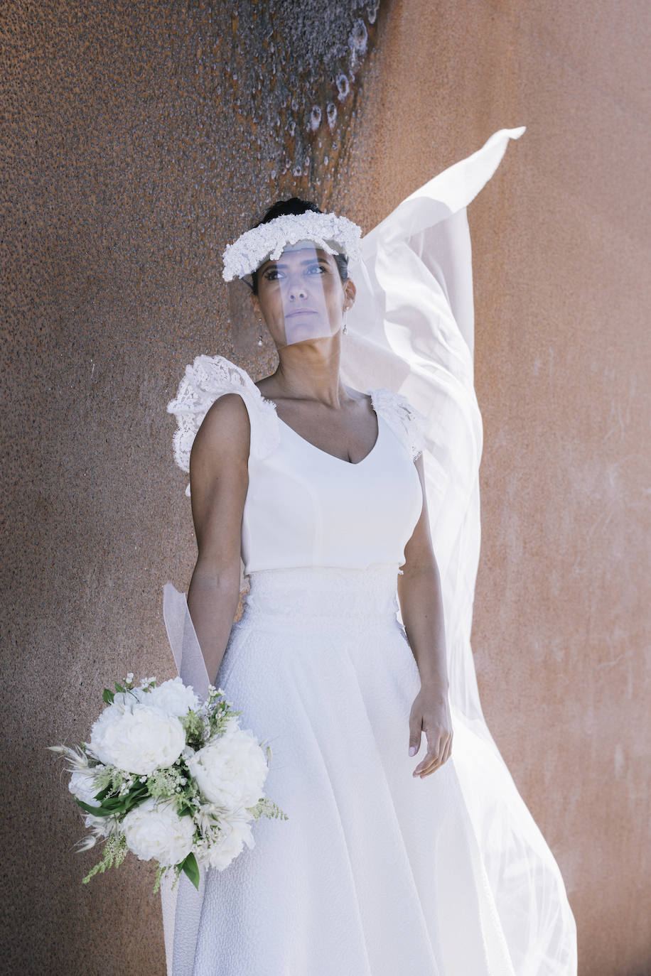 Sin abrazos y sin besos, con pantallas protectoras y mascarillas: así ha sido la primera boda religiosa protagonizada por Marcos y María en la Basílica Santa María de Donostia, en la denominada «nueva normalidad».