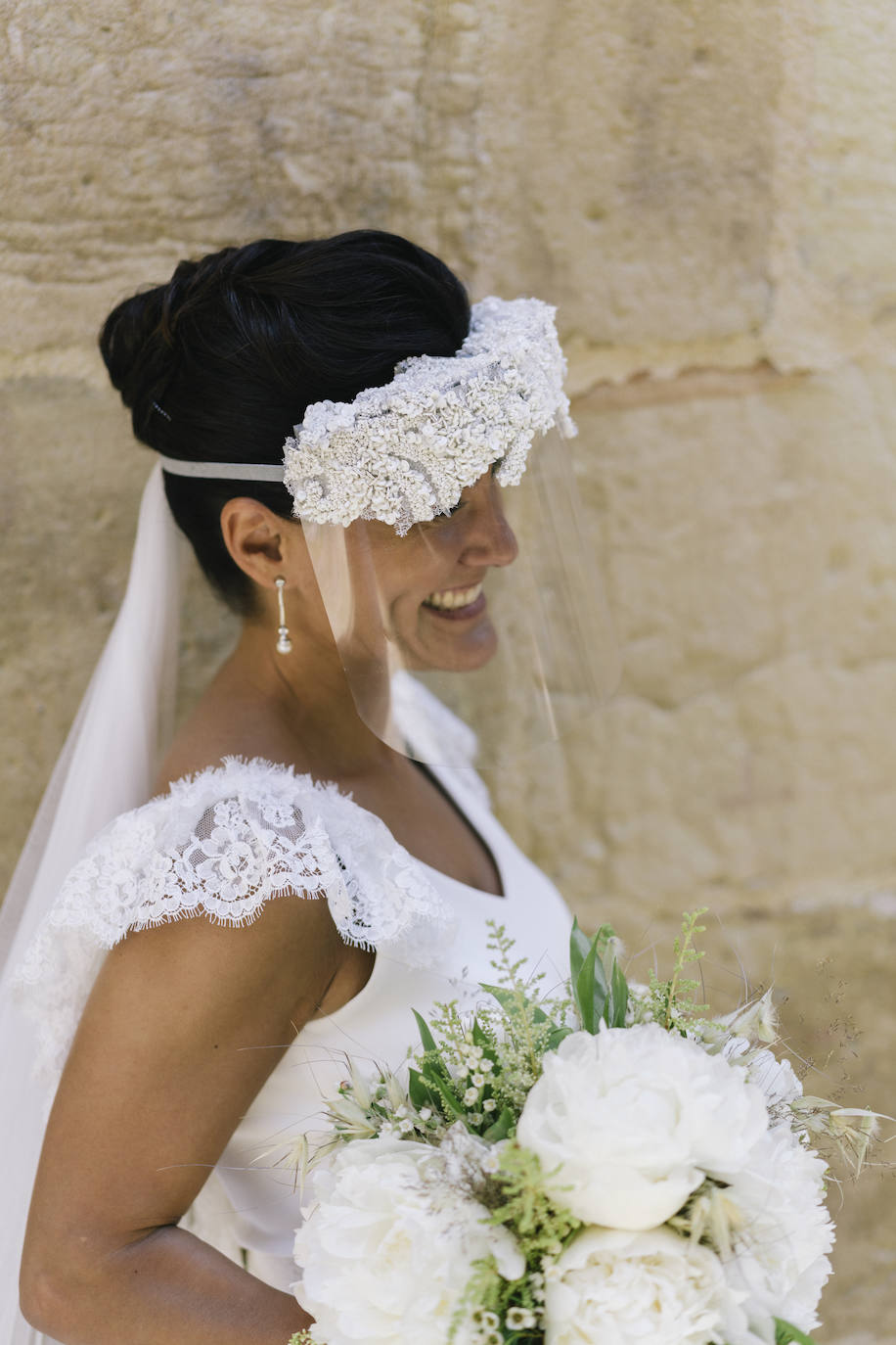 Sin abrazos y sin besos, con pantallas protectoras y mascarillas: así ha sido la primera boda religiosa protagonizada por Marcos y María en la Basílica Santa María de Donostia, en la denominada «nueva normalidad».
