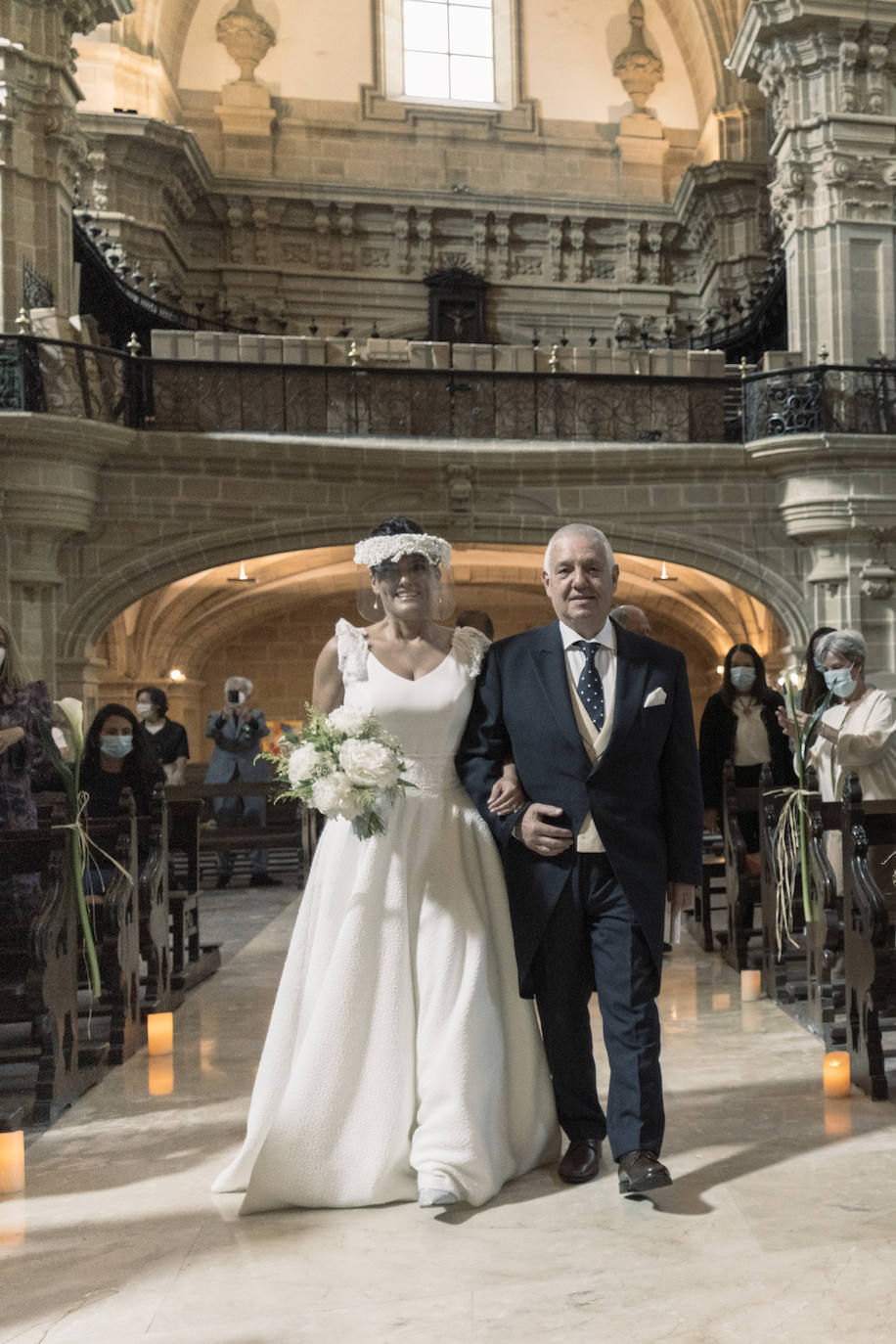 Sin abrazos y sin besos, con pantallas protectoras y mascarillas: así ha sido la primera boda religiosa protagonizada por Marcos y María en la Basílica Santa María de Donostia, en la denominada «nueva normalidad».