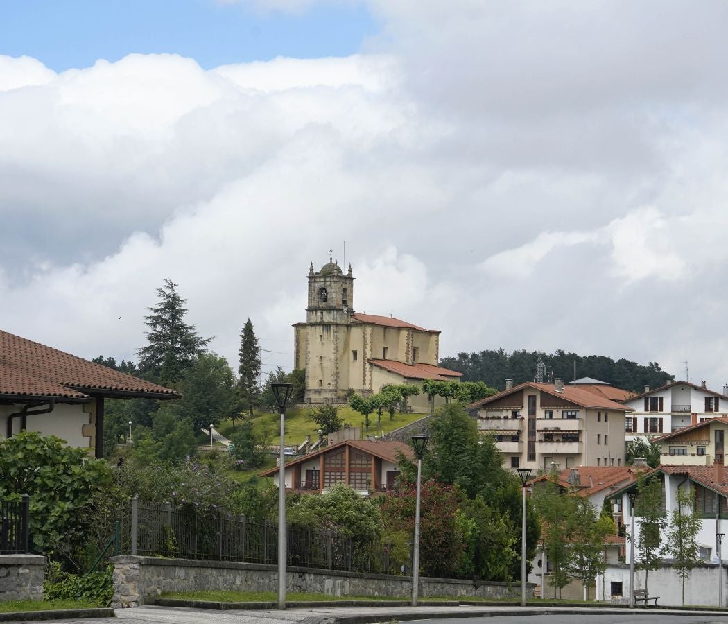 Desde su privilegiada ubicación ofrece unas excelentes vistas de la comarca, desde el Txindoki hasta el Aizkorri. Aúna patrimonio natural e industrial
