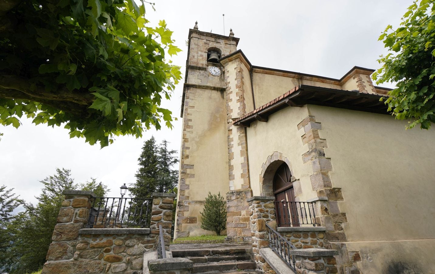 Desde su privilegiada ubicación ofrece unas excelentes vistas de la comarca, desde el Txindoki hasta el Aizkorri. Aúna patrimonio natural e industrial