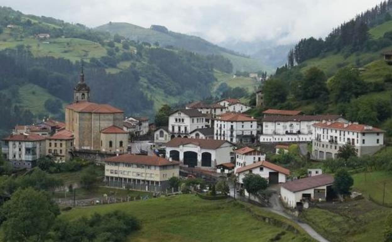 El casco urbano de Errezil, con la espectacular iglesia, rodeado de montañas.