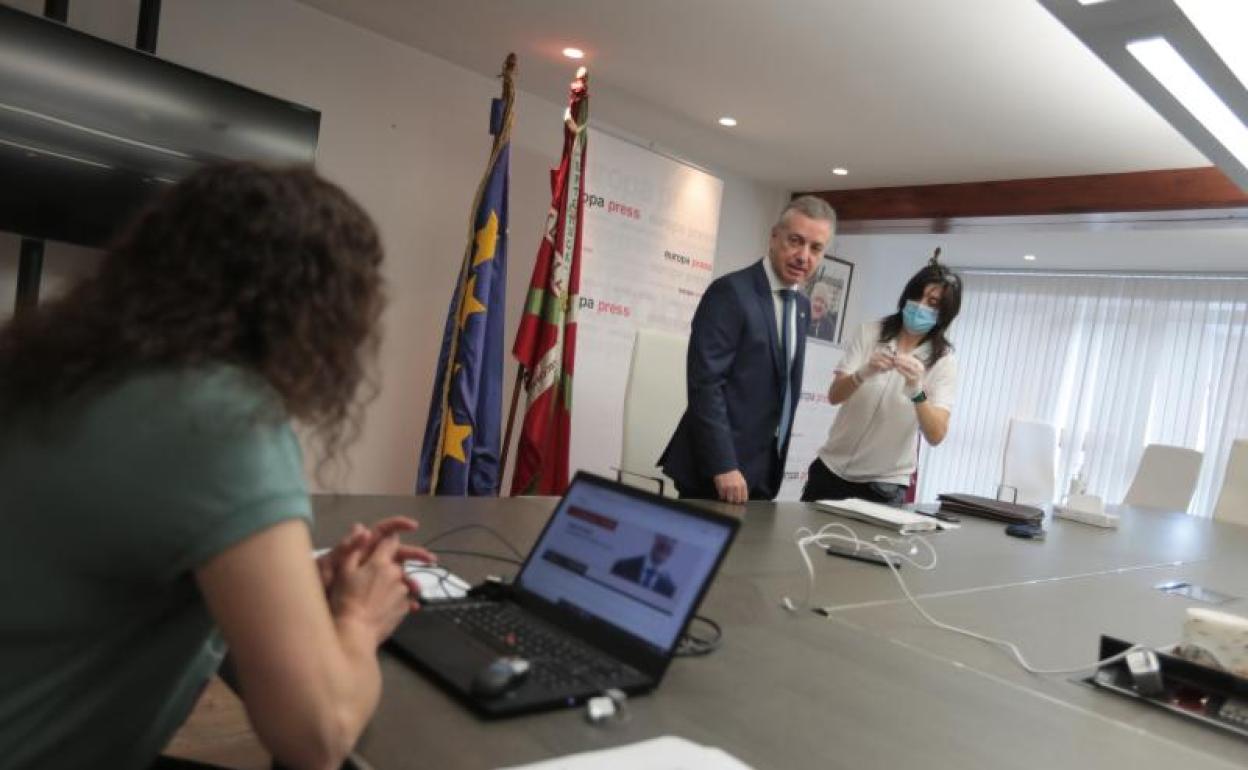 Iñigo Urkullu participó ayer en un encuentro digital en la sede de la agencia Europa Press en Vitoria