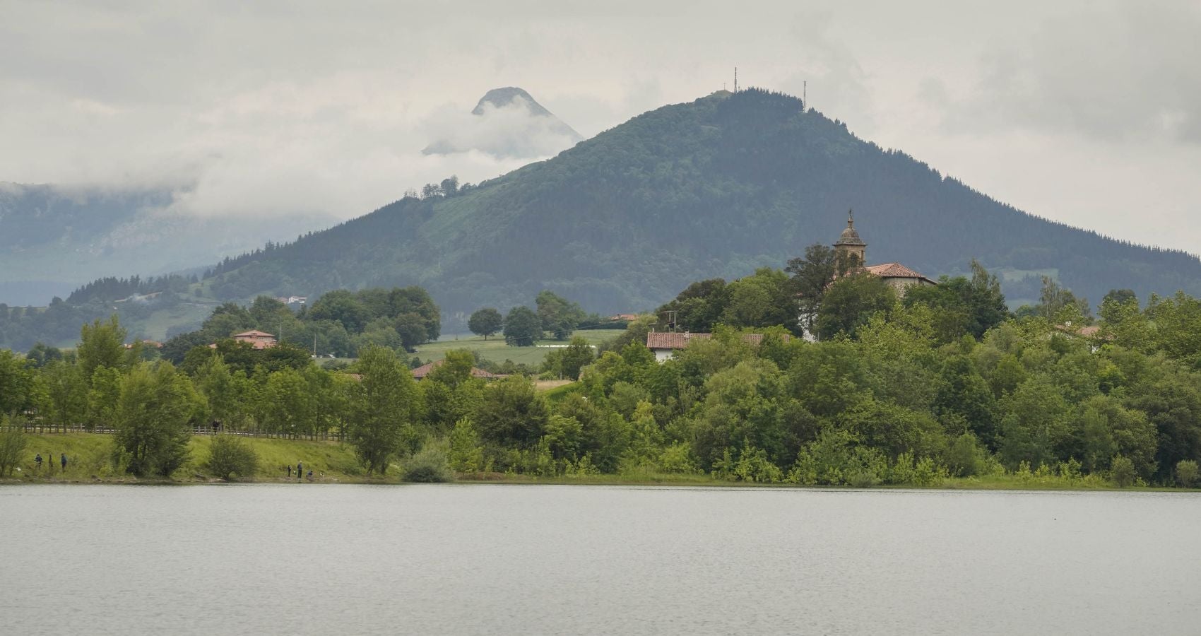 Situada en el valle de Léniz, entre parajes de gran belleza, atesora un rico patrimonio artístico con sus anteiglesias, palacios e imponentes casas torre