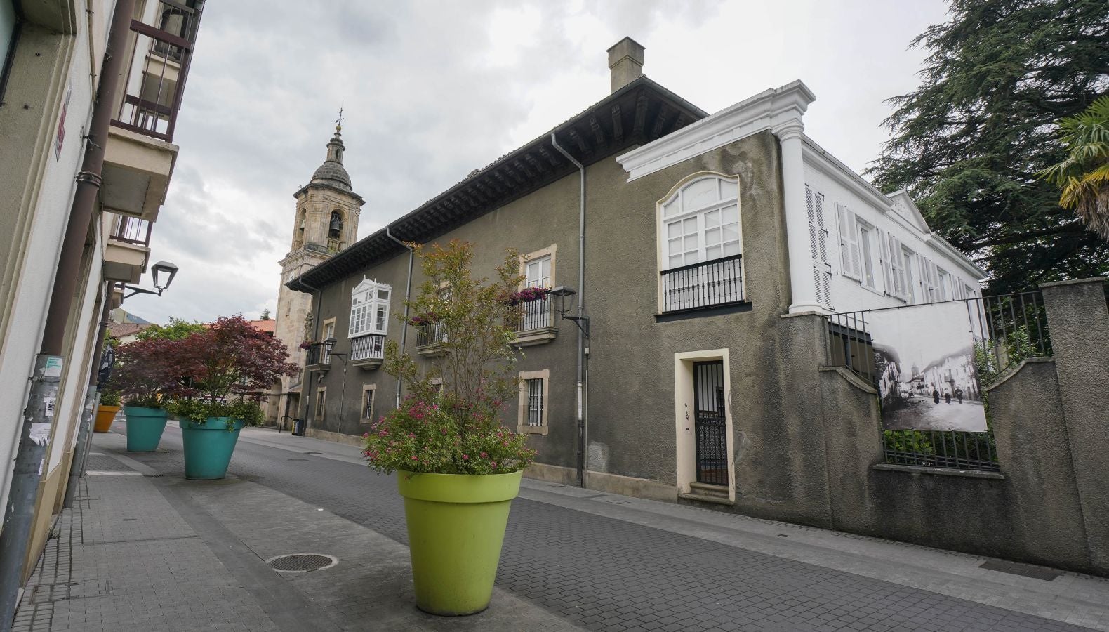 Situada en el valle de Léniz, entre parajes de gran belleza, atesora un rico patrimonio artístico con sus anteiglesias, palacios e imponentes casas torre