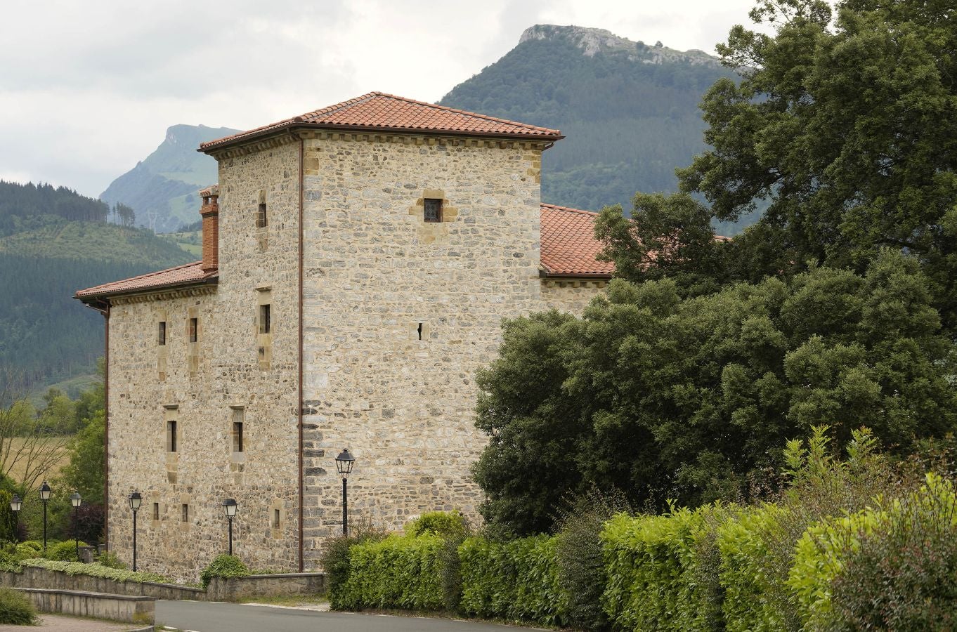 Situada en el valle de Léniz, entre parajes de gran belleza, atesora un rico patrimonio artístico con sus anteiglesias, palacios e imponentes casas torre