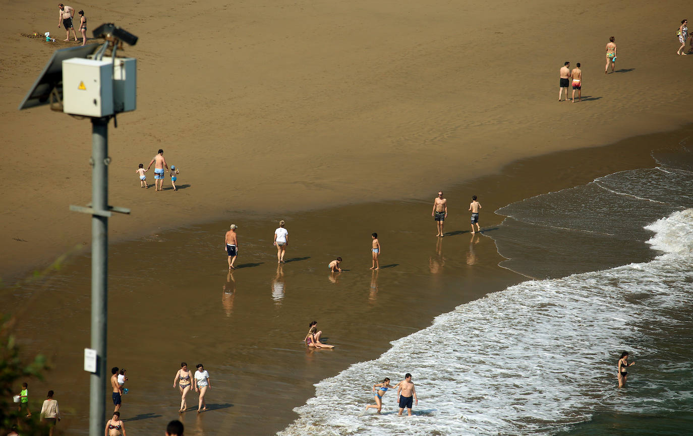 Ya están operativas en las playas de Gipuzkoa, entre ellas las de Donostia y Orio, las cámaras que servirán para controlar el aforo de los arenales.