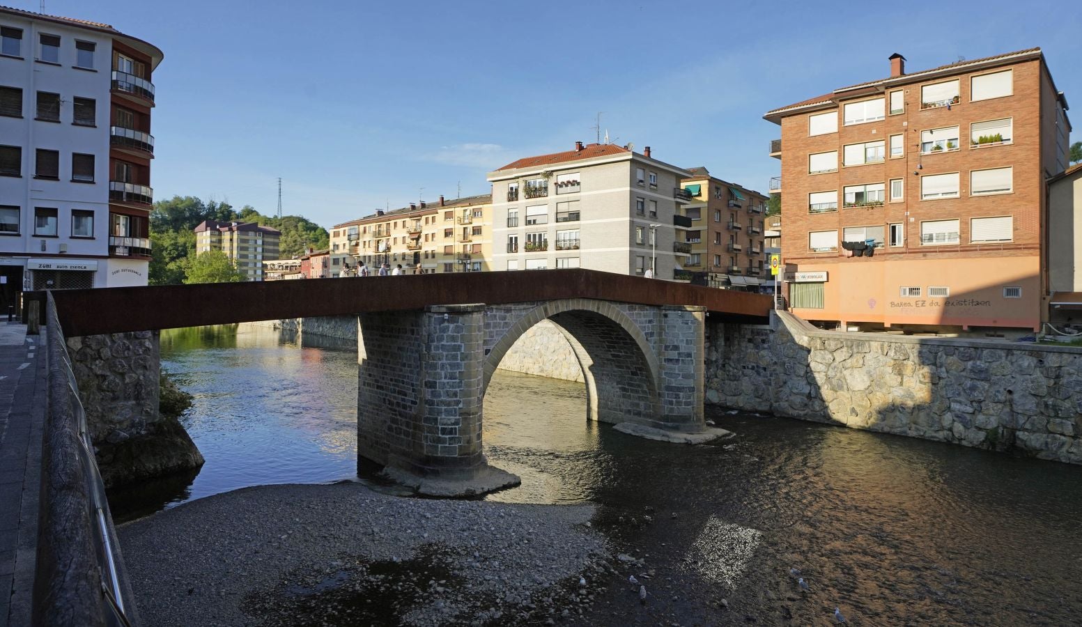 Ubicada en el valle del Oria, combina a la perfección el carácter industrial de Villabona con la identidad rural del pequeño núcleo de Amasa