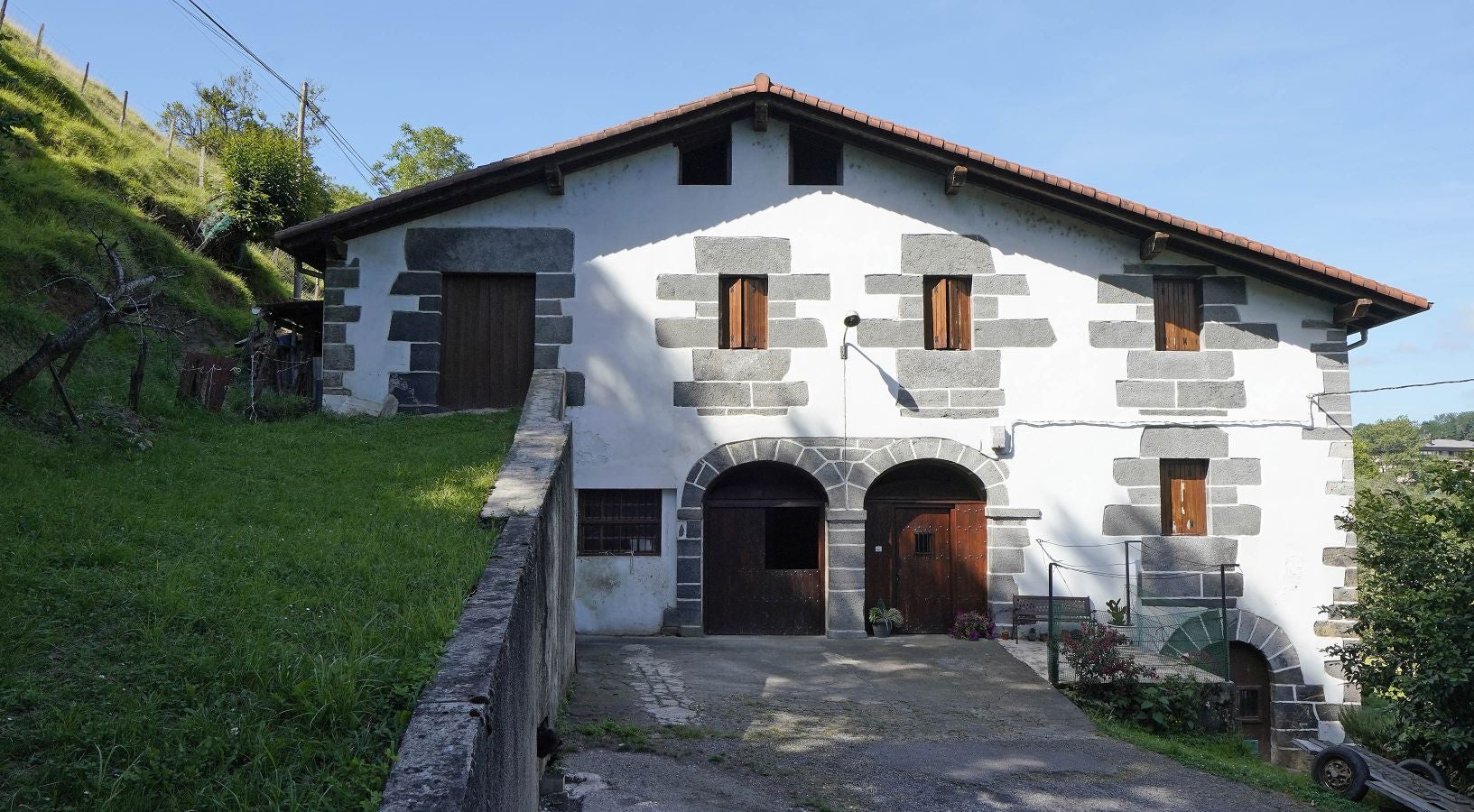Ubicada en el valle del Oria, combina a la perfección el carácter industrial de Villabona con la identidad rural del pequeño núcleo de Amasa