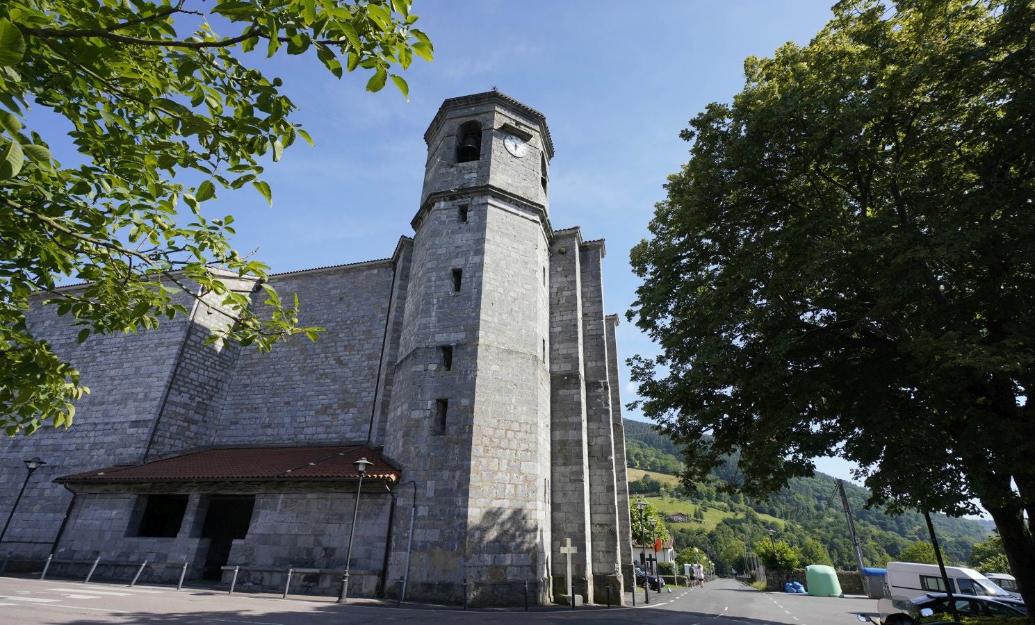 Ubicada en el valle del Oria, combina a la perfección el carácter industrial de Villabona con la identidad rural del pequeño núcleo de Amasa