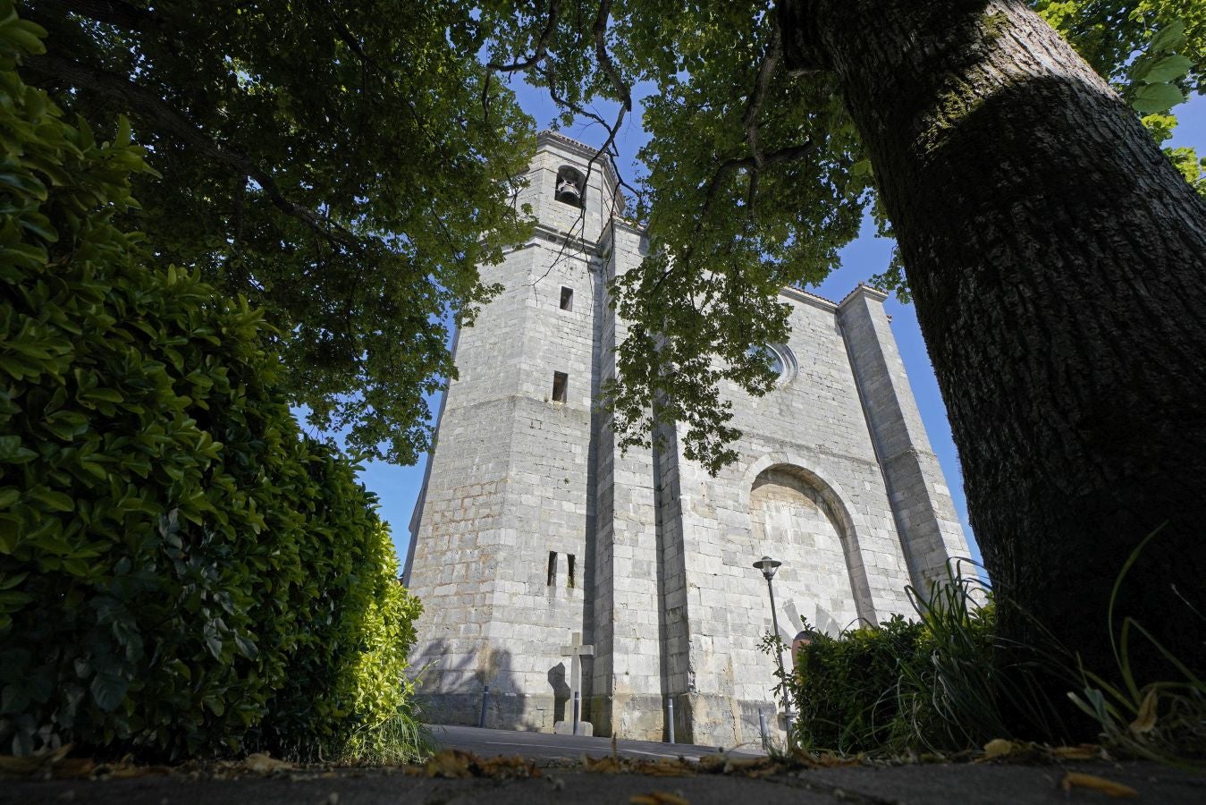 Ubicada en el valle del Oria, combina a la perfección el carácter industrial de Villabona con la identidad rural del pequeño núcleo de Amasa