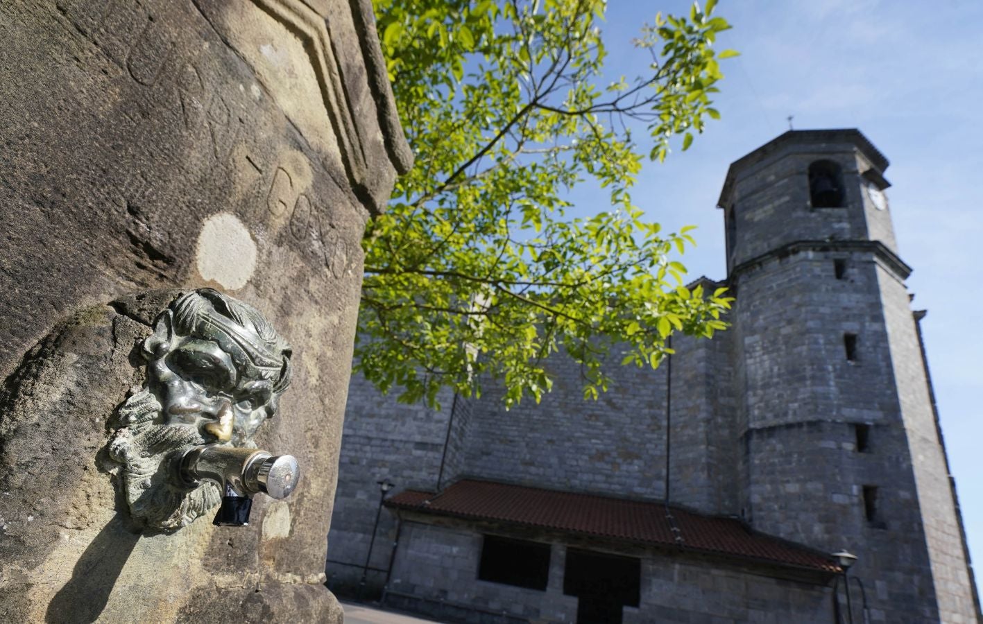 Ubicada en el valle del Oria, combina a la perfección el carácter industrial de Villabona con la identidad rural del pequeño núcleo de Amasa