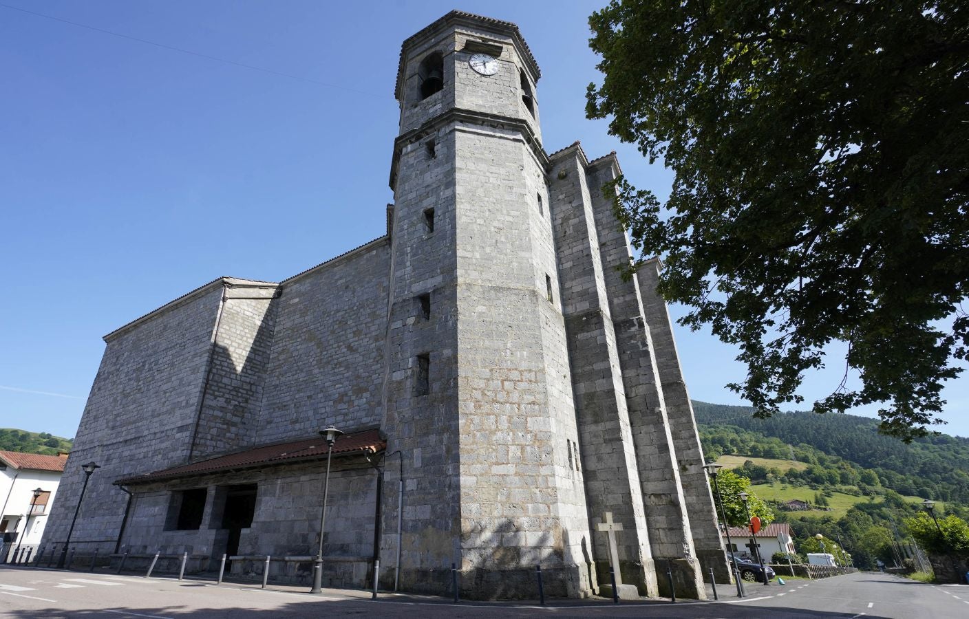 Ubicada en el valle del Oria, combina a la perfección el carácter industrial de Villabona con la identidad rural del pequeño núcleo de Amasa