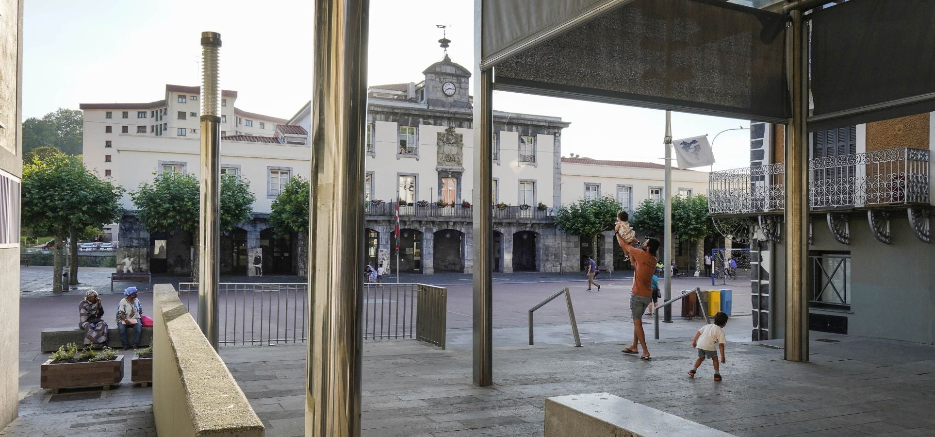 Ubicada en el valle del Oria, combina a la perfección el carácter industrial de Villabona con la identidad rural del pequeño núcleo de Amasa