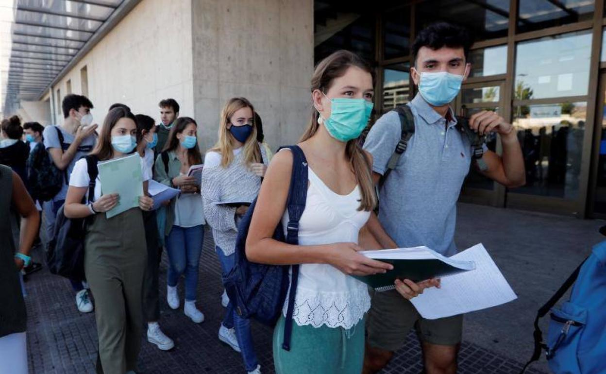 Un grupo de estudiantes, durante las pruebas de acceso a la Universidad en Pamplona.