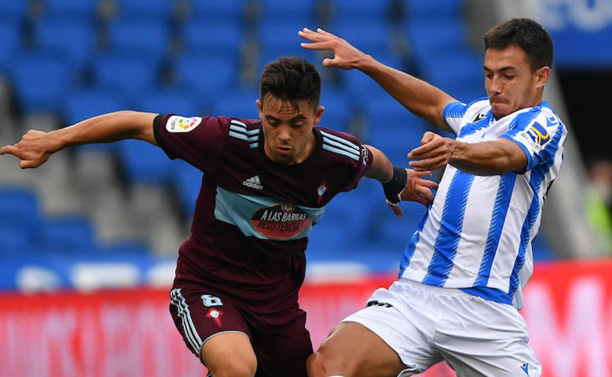 Martín Zubimendi trata de frenar a Fran Beltrán ayer en el Reale Arena. 